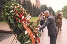 President R. Venkataraman laying wreath at the Tomb of Soldiers in Moscow