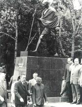 President R. Venkataraman unveiling the Statue of Mahatma Gandhi at Moscow