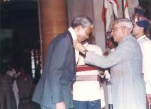 President R. Venkataraman presenting the Bharat Ratna award to Dr. Nelson Mandela at Rashtrapati Bhavan